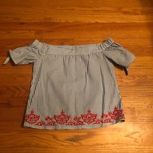 Beautiful sear sucker top .